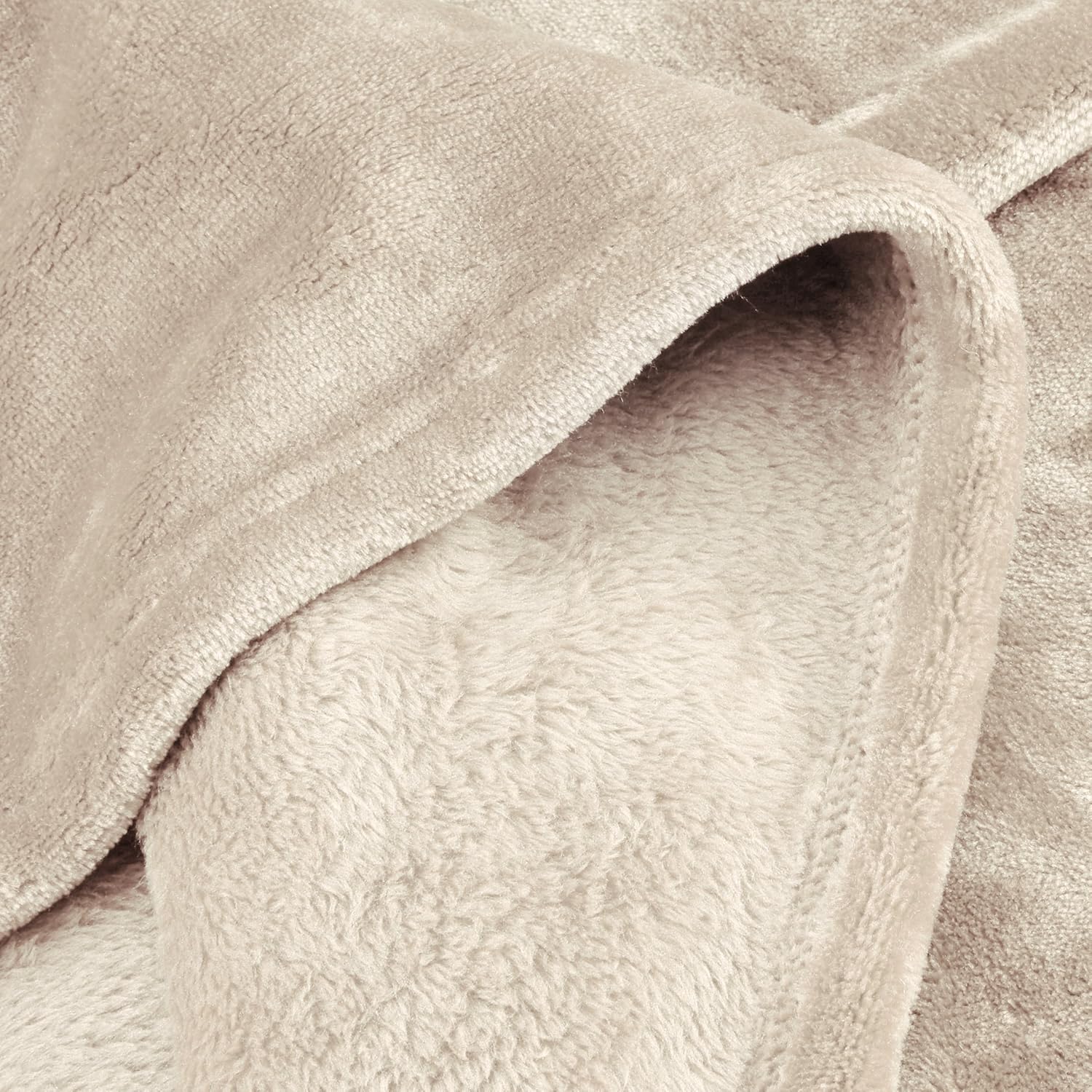 Detalle 2 de Amazon Basics Überwurf Kuscheldecke, Nicht beheizt, 168 x 229 cm, Sand