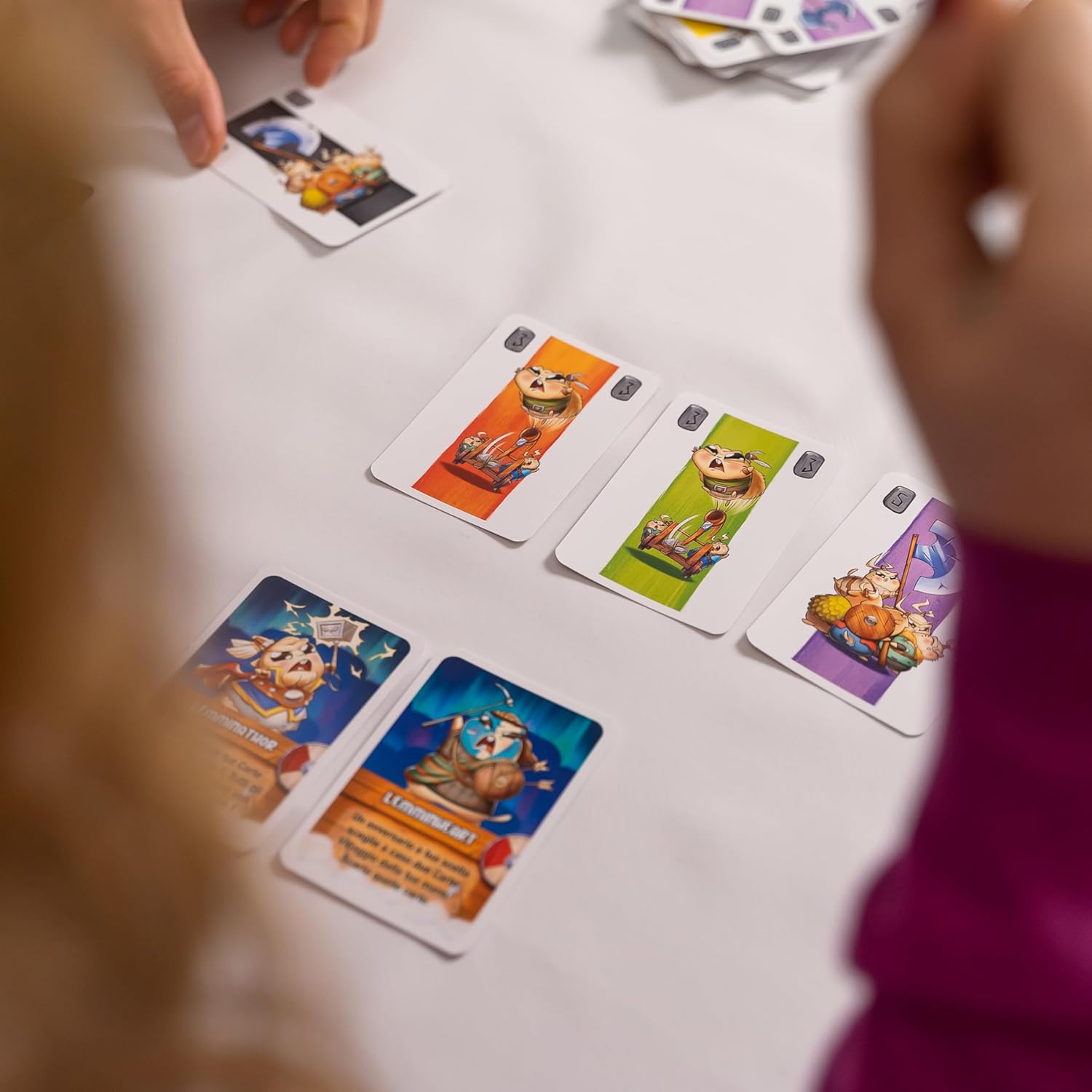 Thumbnail 5 de Red Glove RG2071 Valhalla Lemmings – gioco da tavolo per 2-6 giocatori con 65 carte Lemmings e 44 carte Leggenda