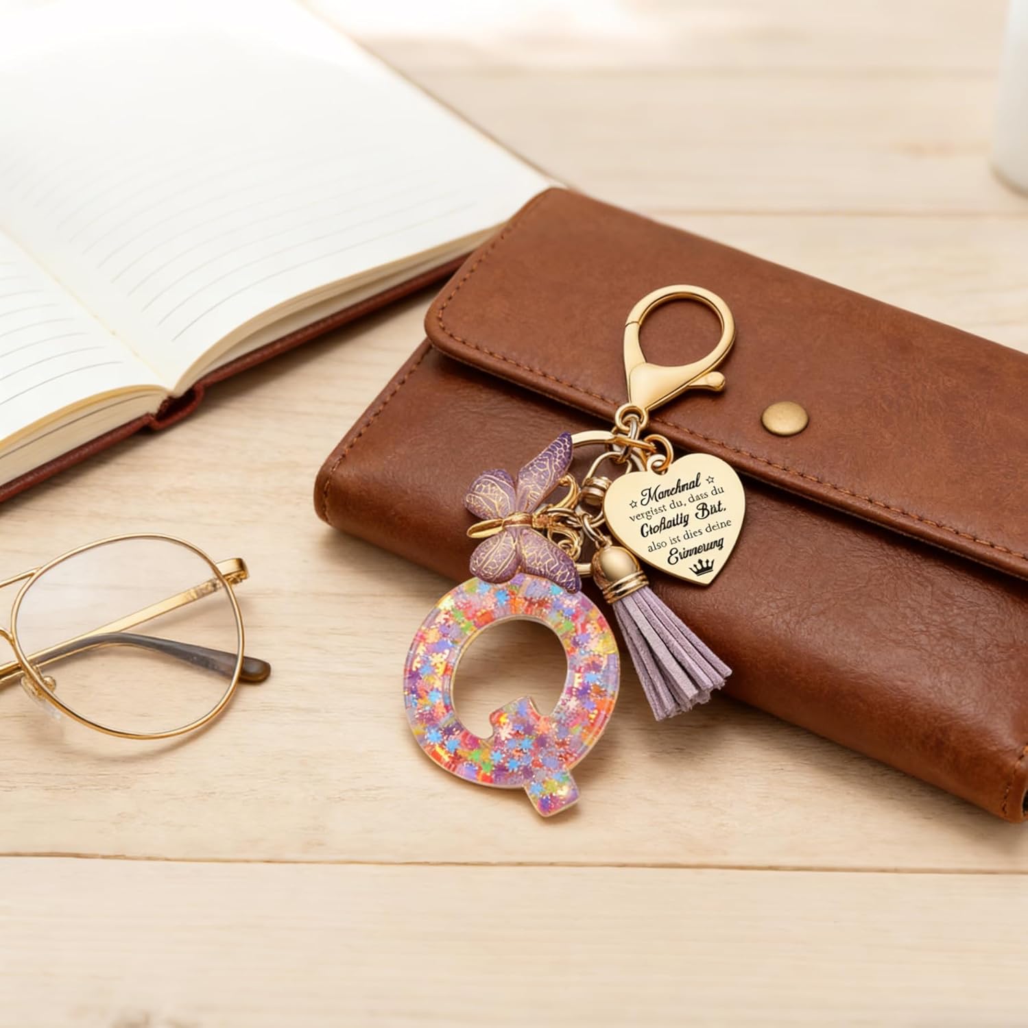 Detalle de Luzzxfa Schlüsselanhänger Mädchen – Buchstabe Anhänger Schmetterling, personalisierte Geschenke
