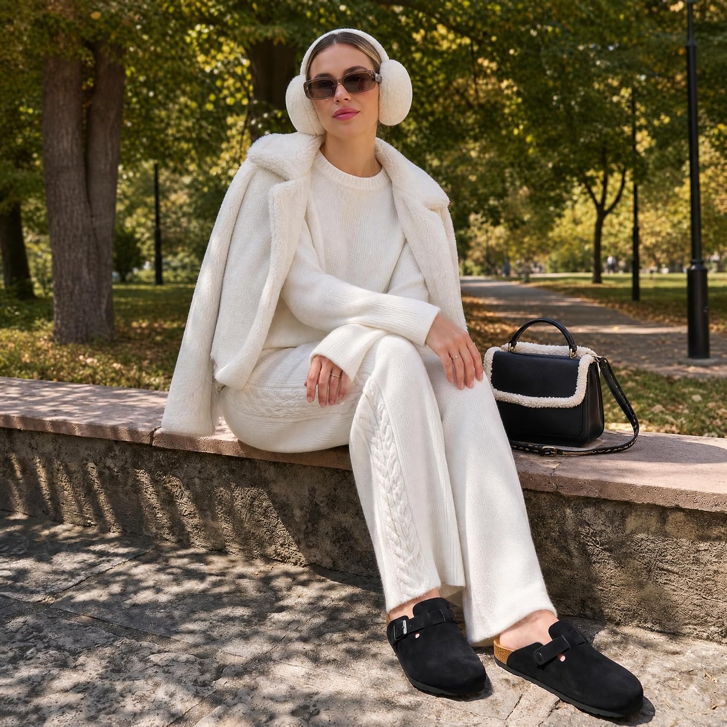 Detalle de CUSHIONAIRE Hana suede clog slip-on women's shoes