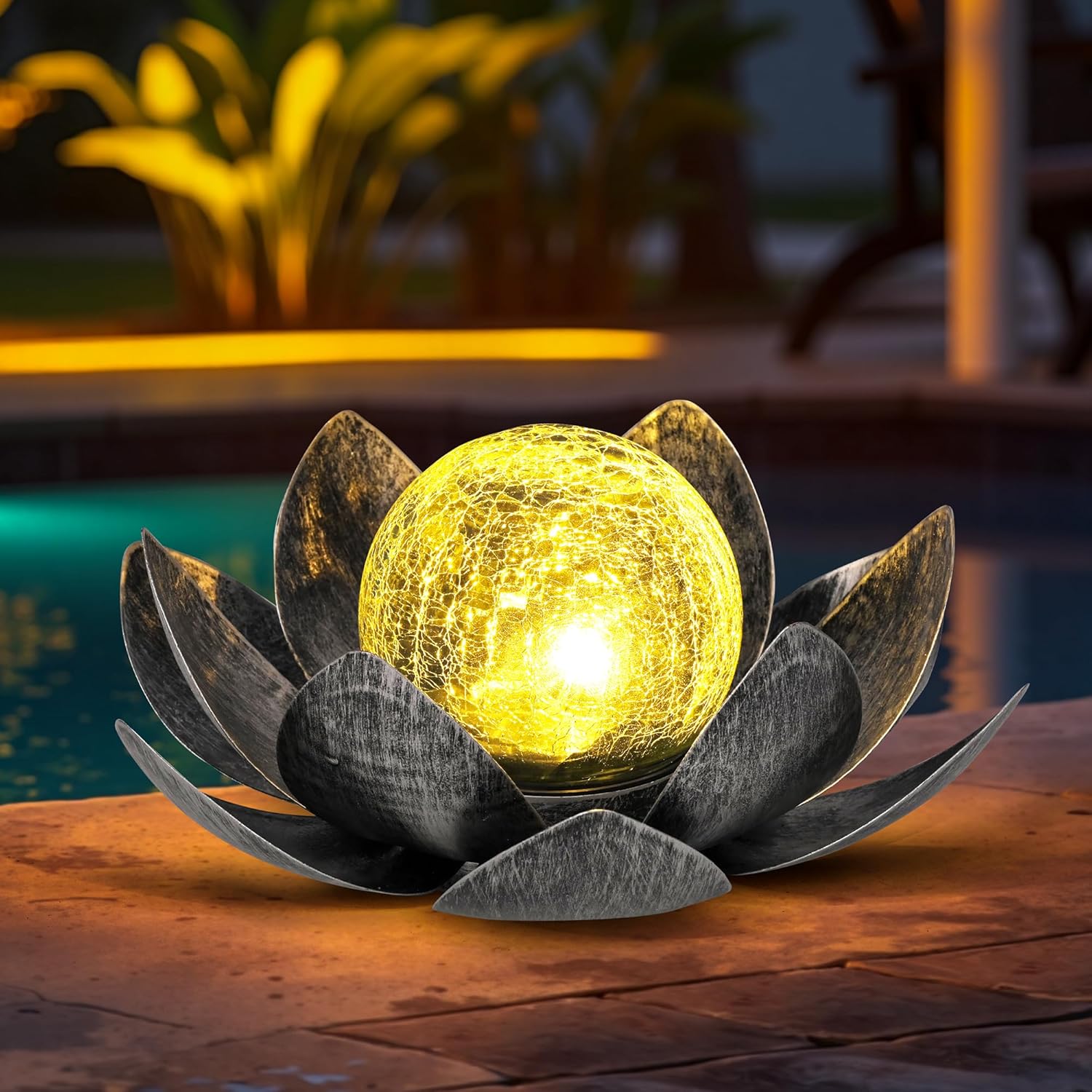 Detalle de GIGALUMI Solar Lights Outdoor Garden Ornament – Amber Lotus Flower, IP44 Weatherproof