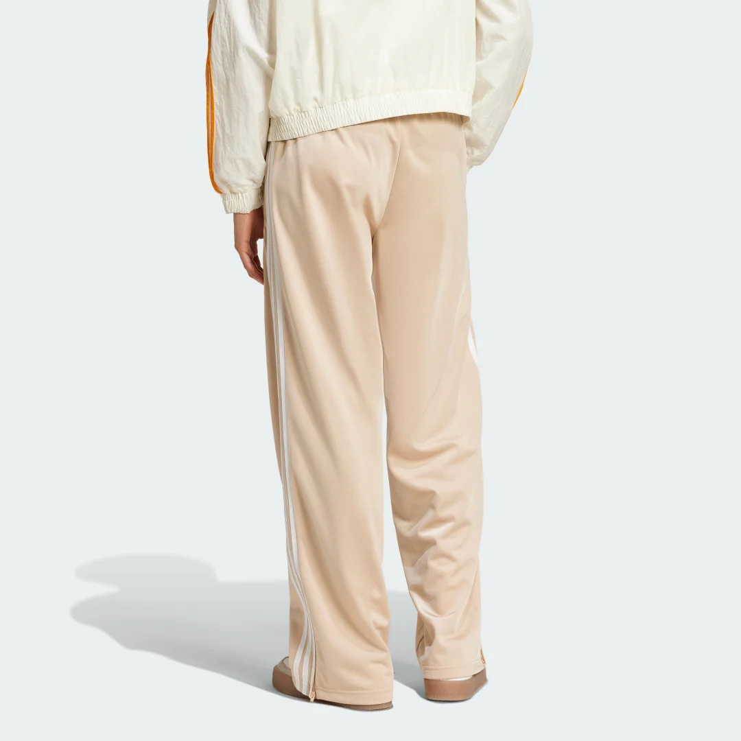 Detalle 2 de Pantalón Firebird Loose de Adidas - beige, comodidad urbanita