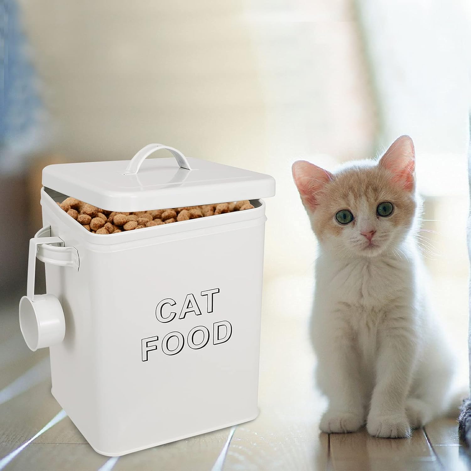 Detalle 2 de Farmhouse cat food storage tin with lid & scoop (5 lb capacity) – vintage-style steel canister for dry food
