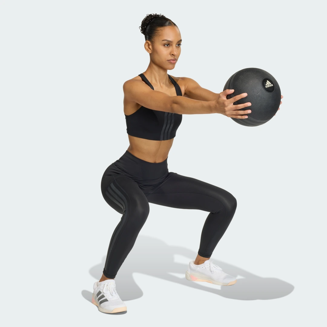 Detalle de Sujetador de entrenamiento Optime 3 Stripes de Adidas: apoyo medio para sesiones con intensidad moderada