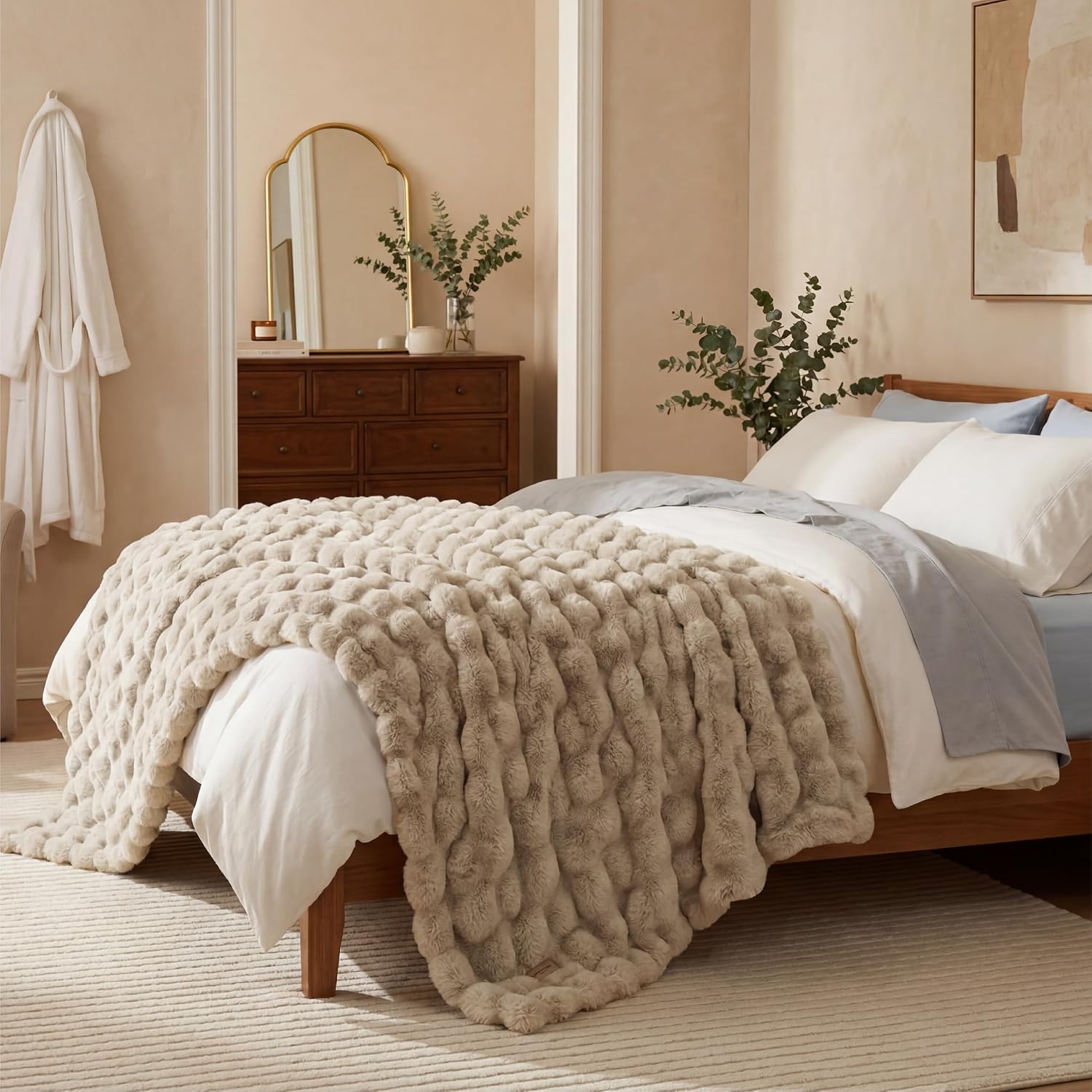 Thumbnail 6 de Bedsure Faux Rabbit Fur Blanket, Queen 90" x 90", Beige Bubble Plush