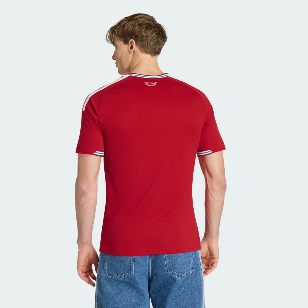 Detalle 2 de Camiseta primera equipación Gales 26 de Adidas: color Rojo, estilo y comodidad para aficionados