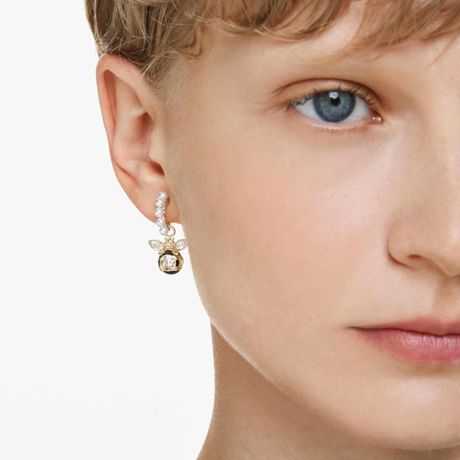 Detalle 1 de Swarovski Idyllia Drop-Ohrhänger Kristallperle – Bienenmotiv, Mehrfarbig, Goldlegierungsschicht