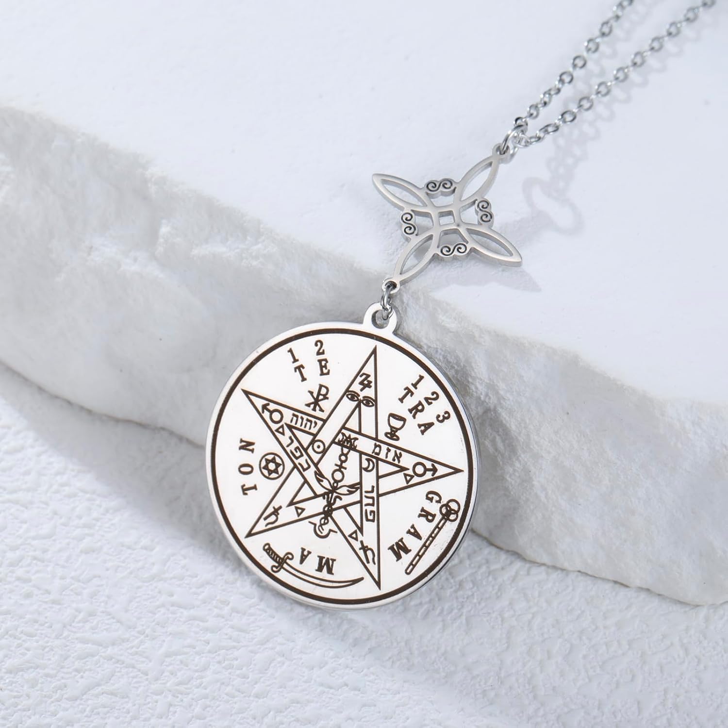 Detalle 2 de VASSAGO Hexenknoten-Halskette aus Edelstahl mit Tetragrammaton- und Pentagramm-Anhänger