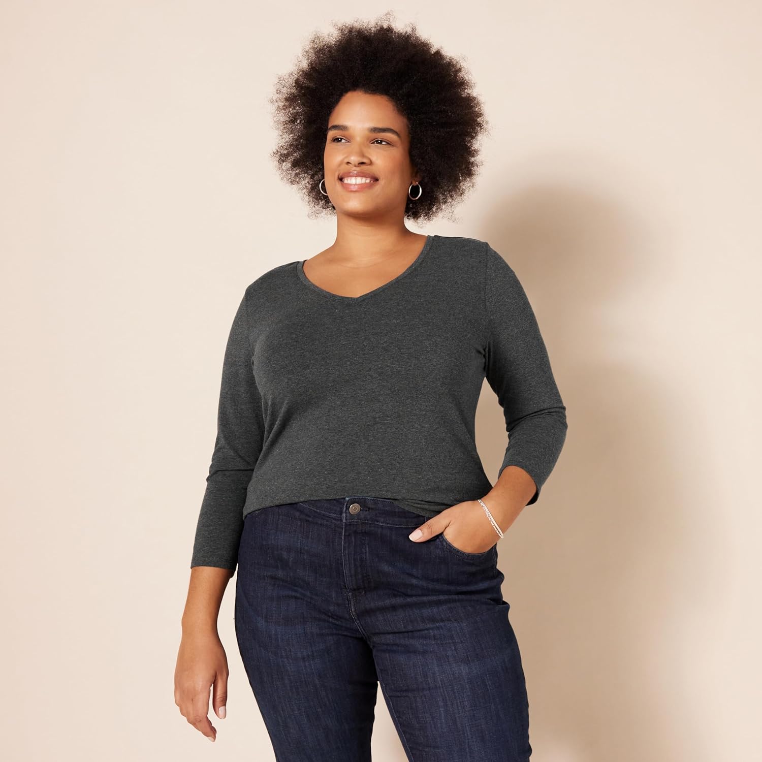 Thumbnail 4 de Amazon Essentials Damen Regular-Fit T-Shirt mit 3/4-Ärmeln und V-Ausschnitt (bis Übergröße verfügbar)