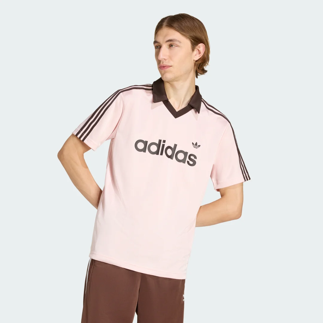 Detalle de Camiseta Técnica con Cuello Archive de Adidas — Rosa