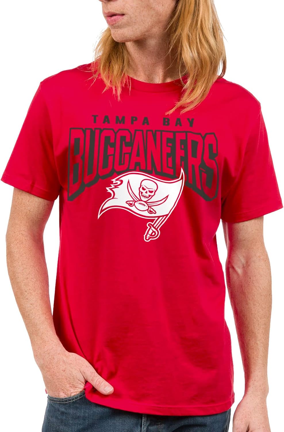 Detalle de Junk Food Clothing x NFL Bold Logo Short Sleeve Fan Shirt – Buccaneers (Unisex)