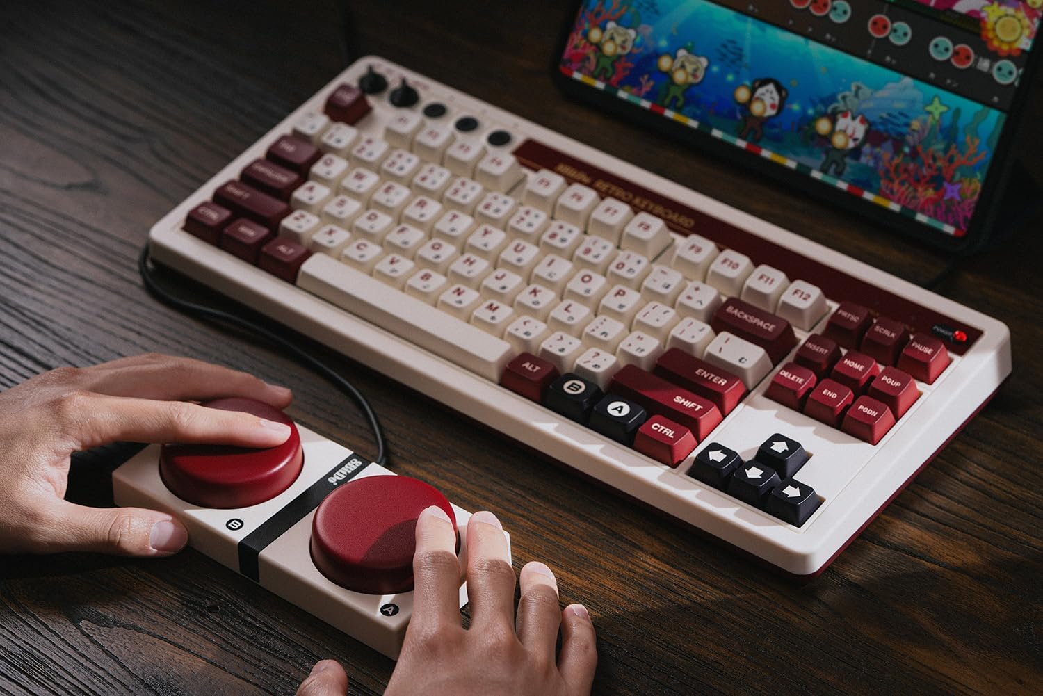 Detalle de 8BitDo Retro Mechanical Keyboard – Fami Edition: 87 Tasten, Hot Swap, Bluetooth/2,4G/USB-C