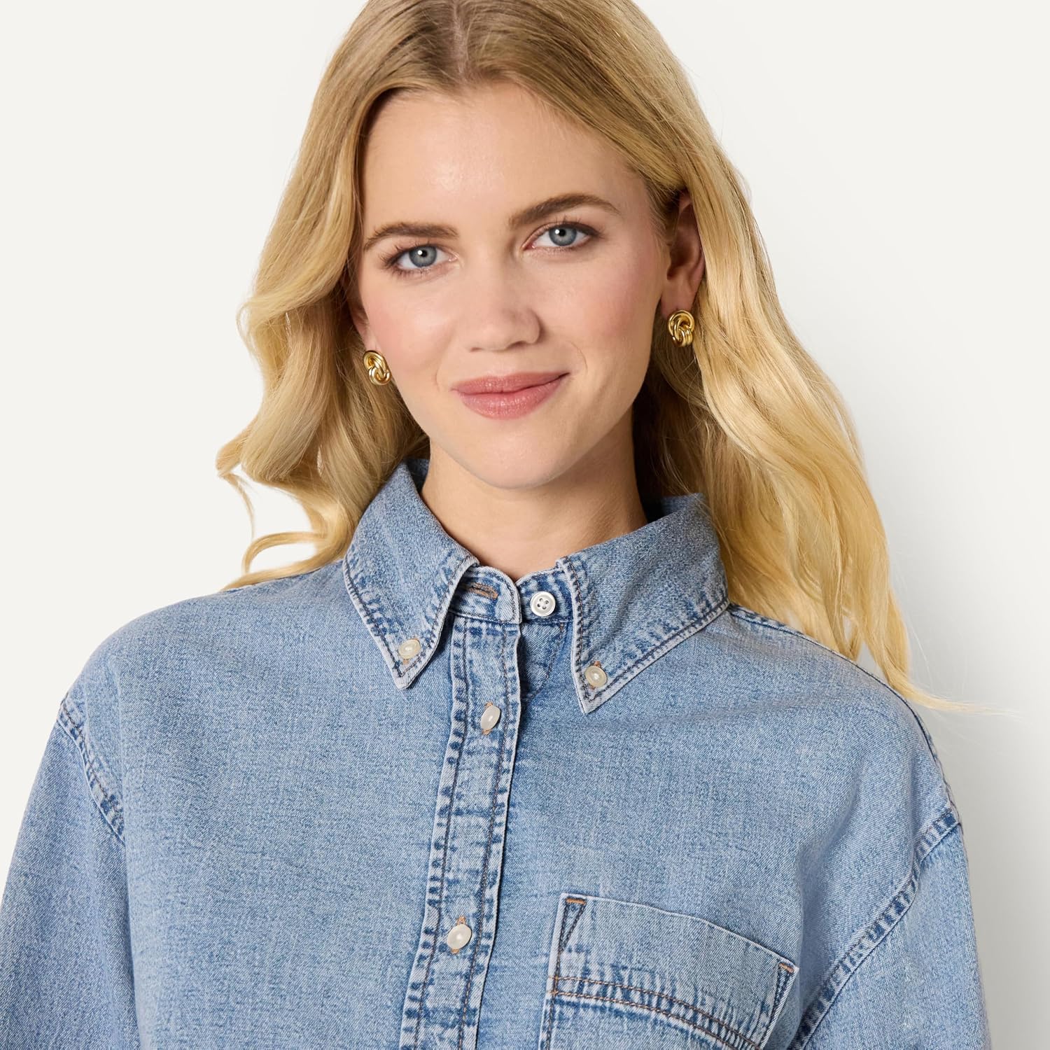 Thumbnail 3 de Amazon Essentials Women's (Demi's Pick) Modern Oversized-Fit Cropped Denim Button-Down Shirt
Amazon Essentials Women's (Demi's Pick) Modern Over…