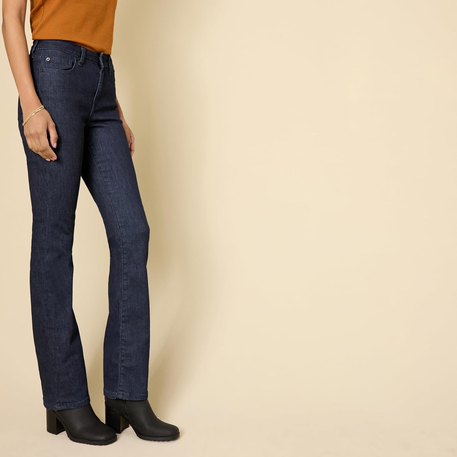 Detalle de Amazon Essentials Damen Stretchige Slim-Bootcut-Jeans Mittelhoher Bund – Auslaufmodell