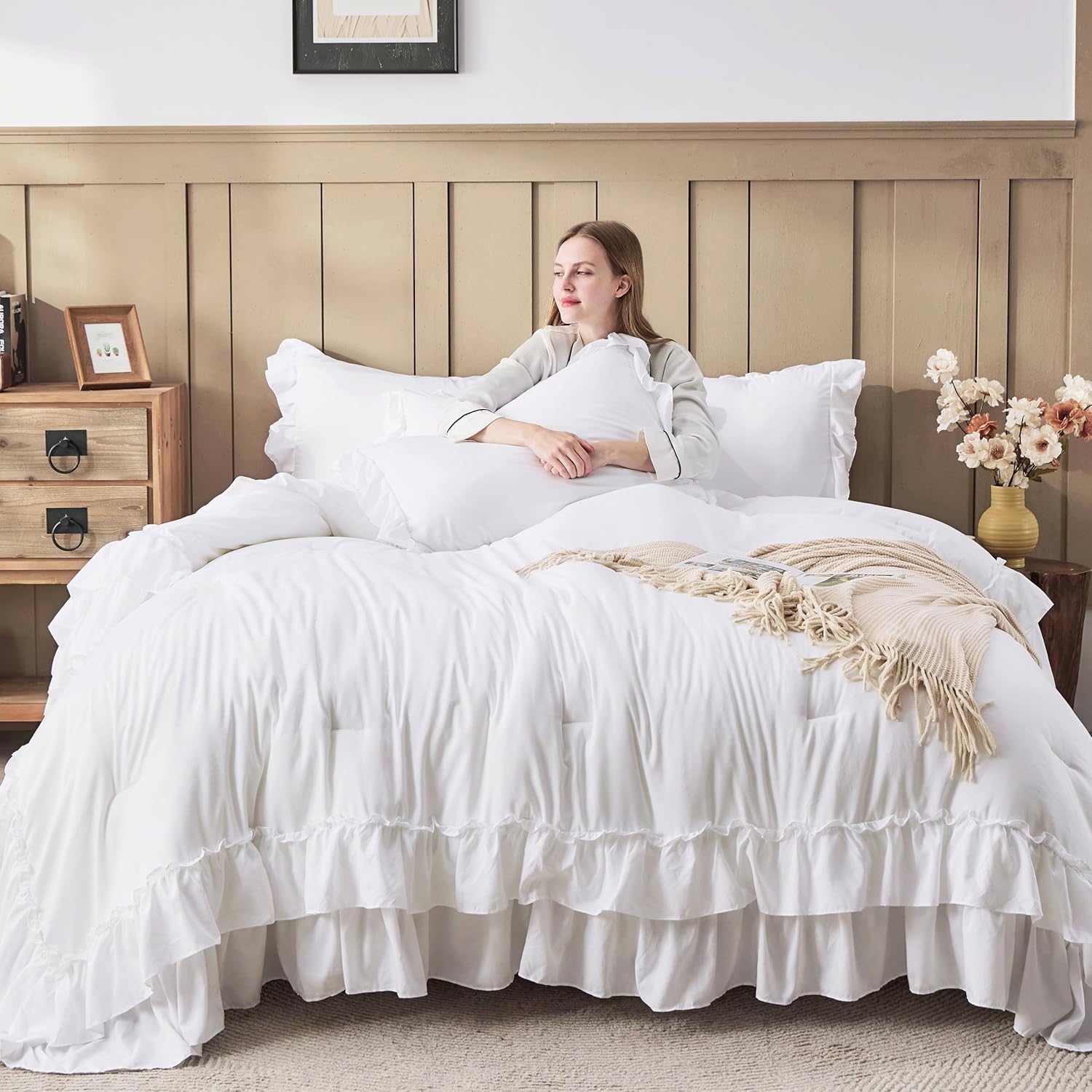 Detalle 2 de Andency White Comforter Set Queen Size — Lightweight Ruffle 3-Piece