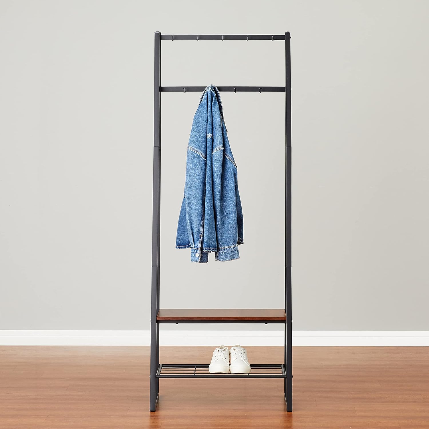Detalle 2 de Amazon Basics Appendiabiti a 9 ganci con scarpiera e 2 ripiani, Nero, 65 x 33 x 170.1 cm