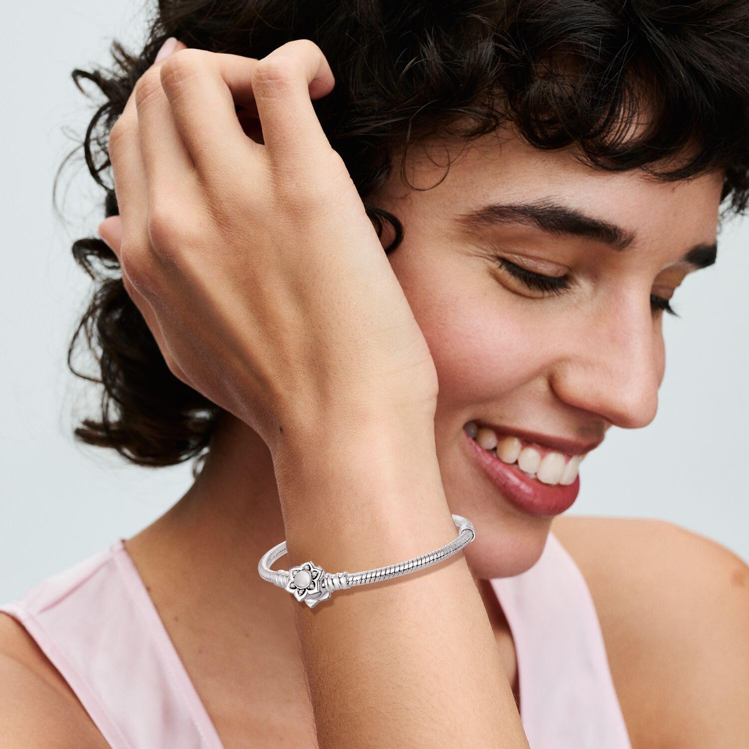 Detalle de BOIGEGU Damen-Armband in Silberoptik mit Herz-Schlangen-Gliedern und Kronen-Charm-Verschluss