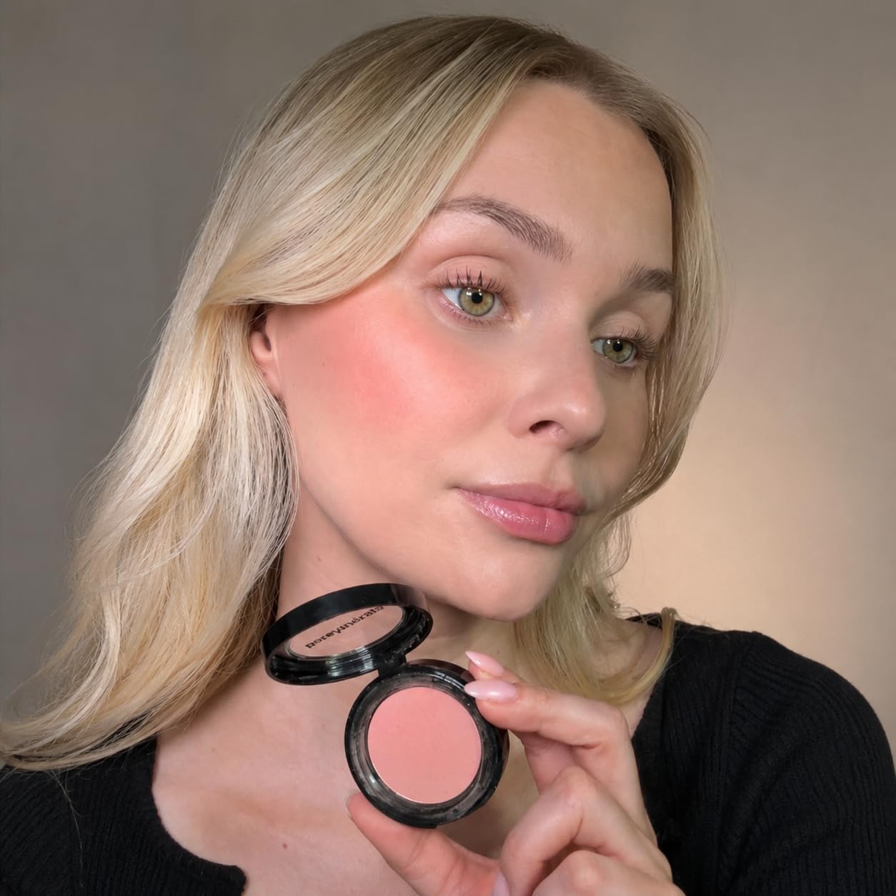 Detalle 2 de Sandstone Scandinavia Fard à joues en poudre Rose Clair (Hypoallergénique & Vegan) – longue tenue