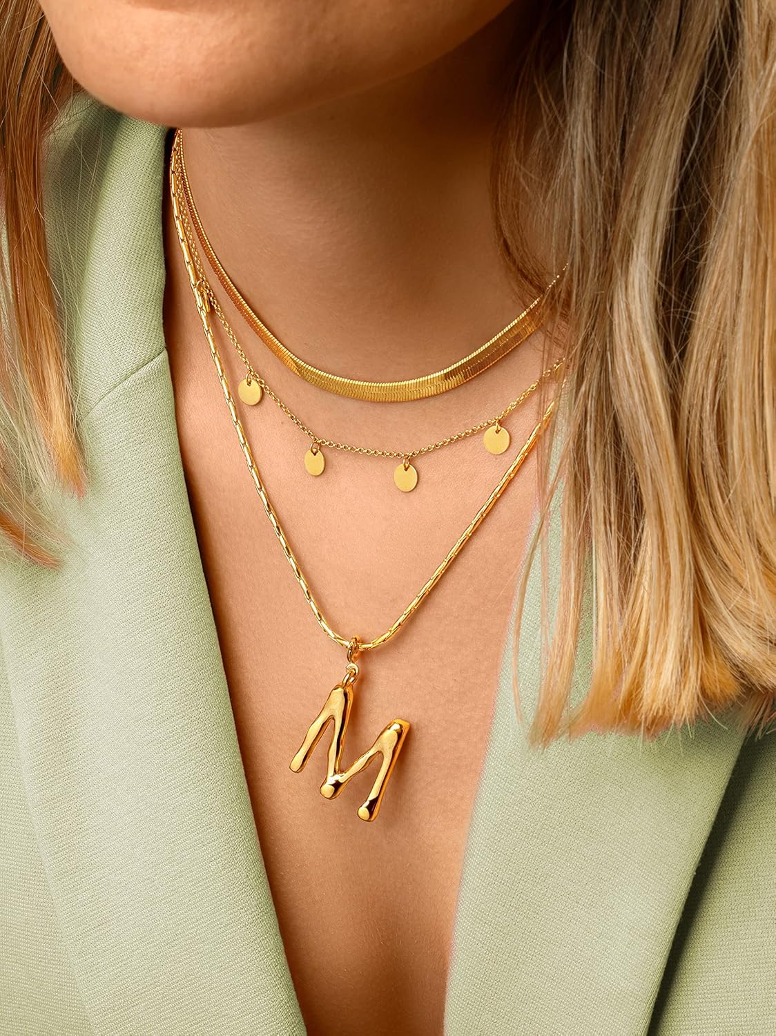 Detalle 2 de SINGULARU Charm Letter XL, colgante letra I en latón 18 Kt. 💍
