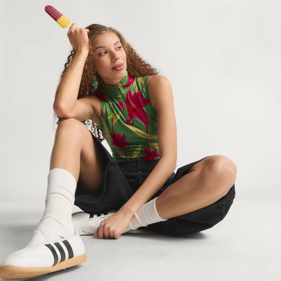 Detalle de BODI ADIDAS x FARM RIO – Verde, colaboración exclusiva de Adidas