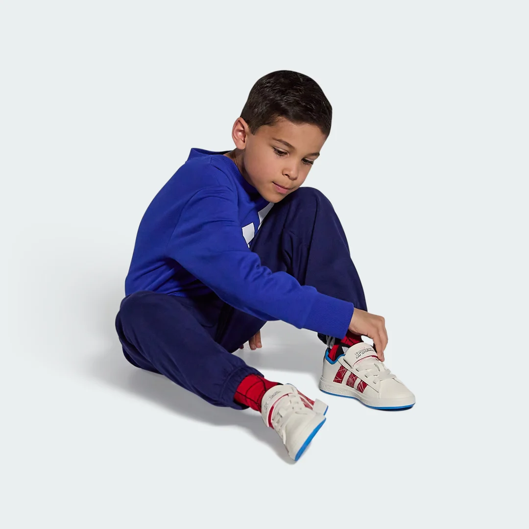 Detalle 2 de Zapatilla adidas Marvel Spider-Man Grand Court — estilo urbano en blanco