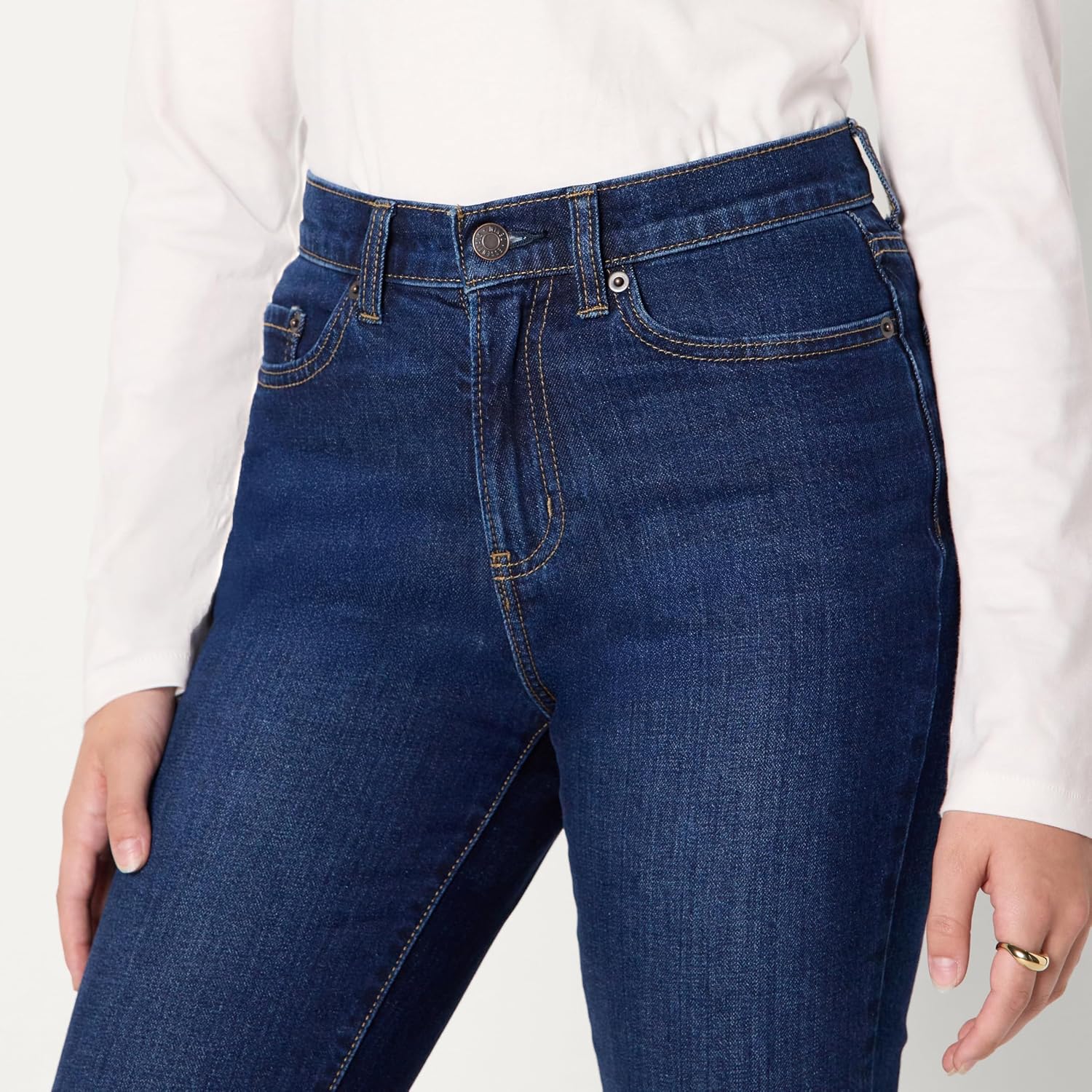 Detalle 1 de Amazon Essentials Jeans Vita Alta a Gamba Dritta Donna – Lavaggio Ombré Scuro, 40