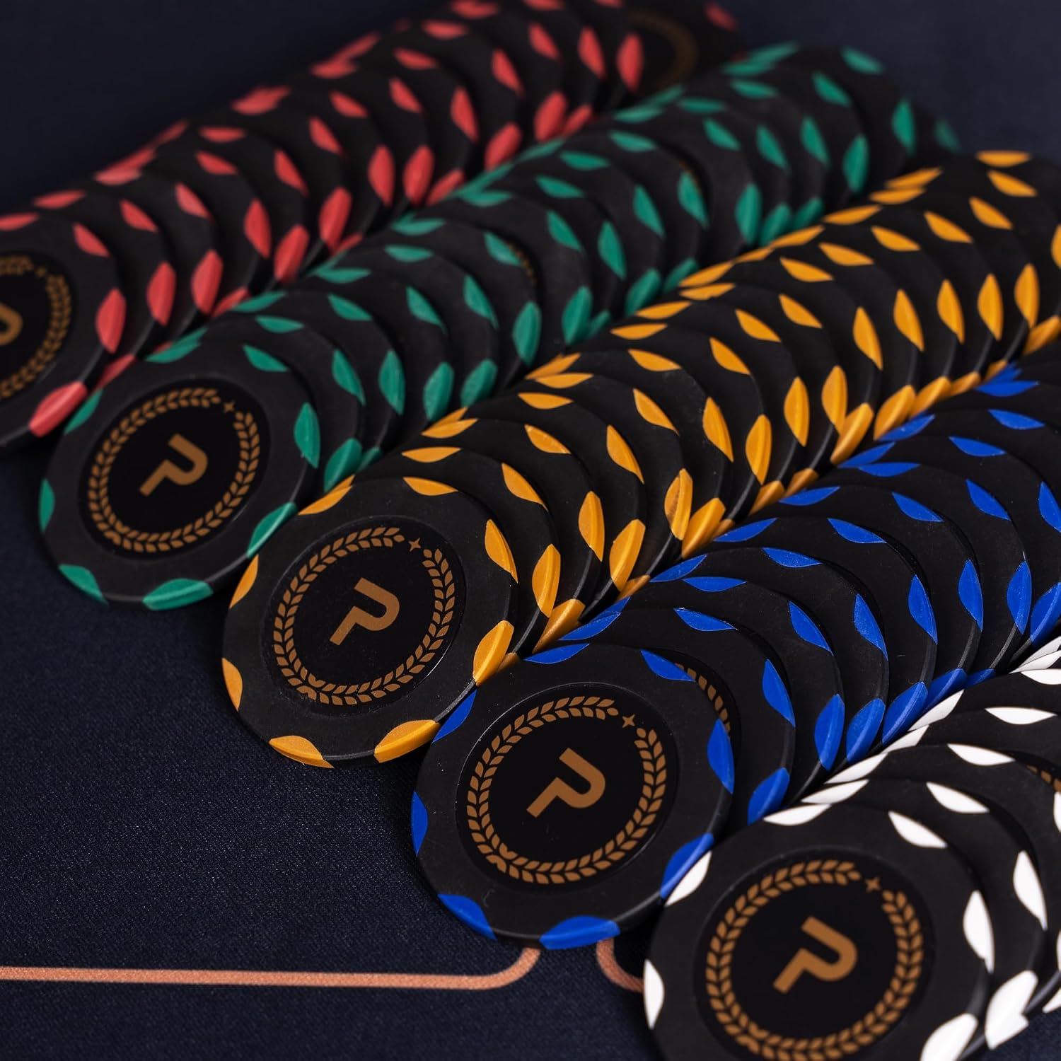 Detalle de PLAYWUS Pokerkoffer mit 500 Laserchips, 2 Pokerdecks & 3 Button – Komplettset im Aluminiumkoffer