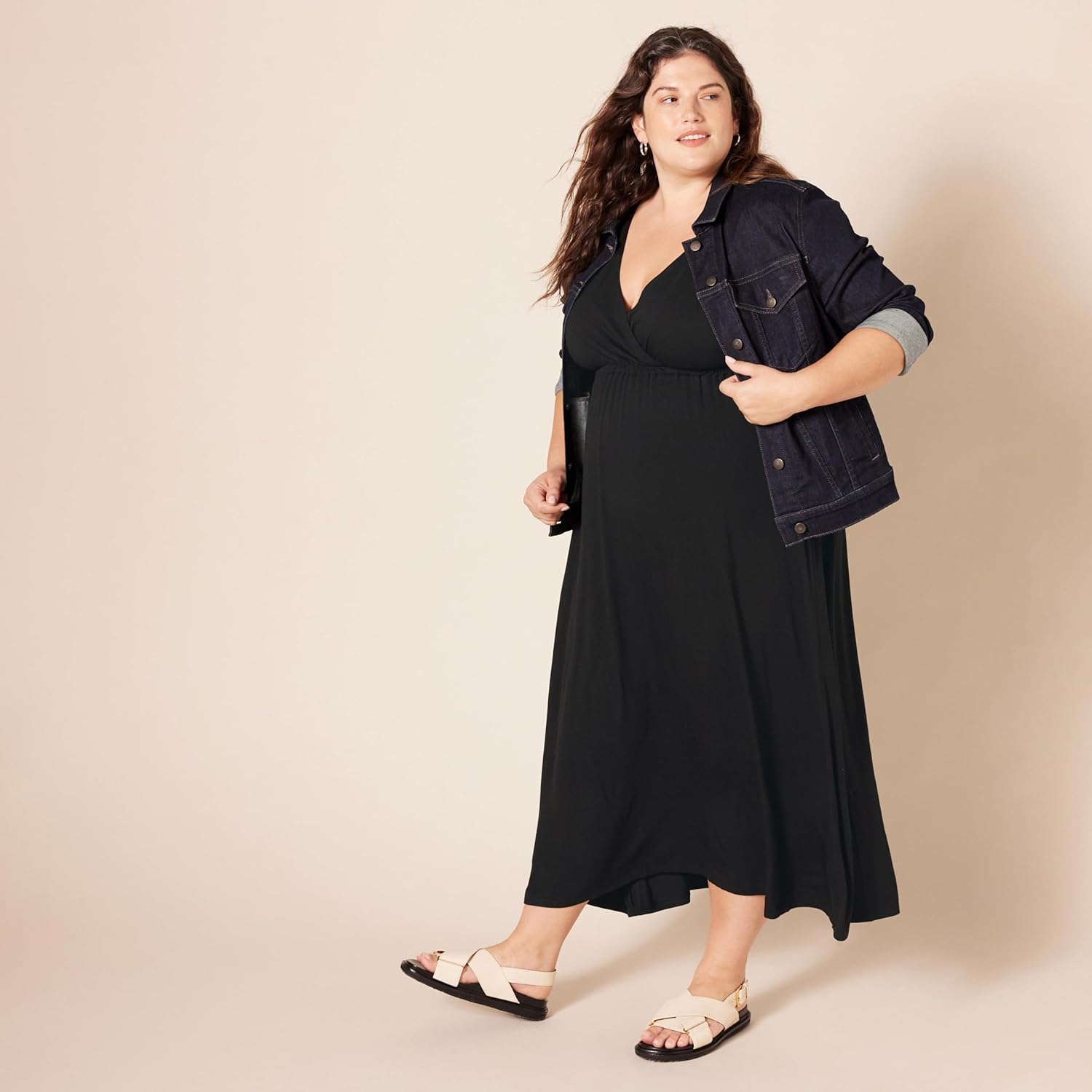 Thumbnail 5 de Amazon Essentials Damen tailliertes Maxikleid mit Glockensaum, Schwarz (Übergrößen), Gr. L