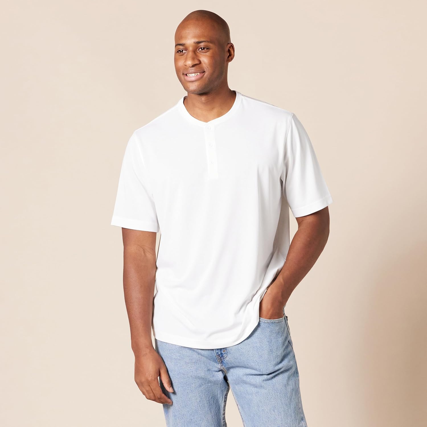 Thumbnail 5 de Amazon Essentials Men’s Regular-Fit Quick-Dry Short-Sleeved Henley T-Shirt