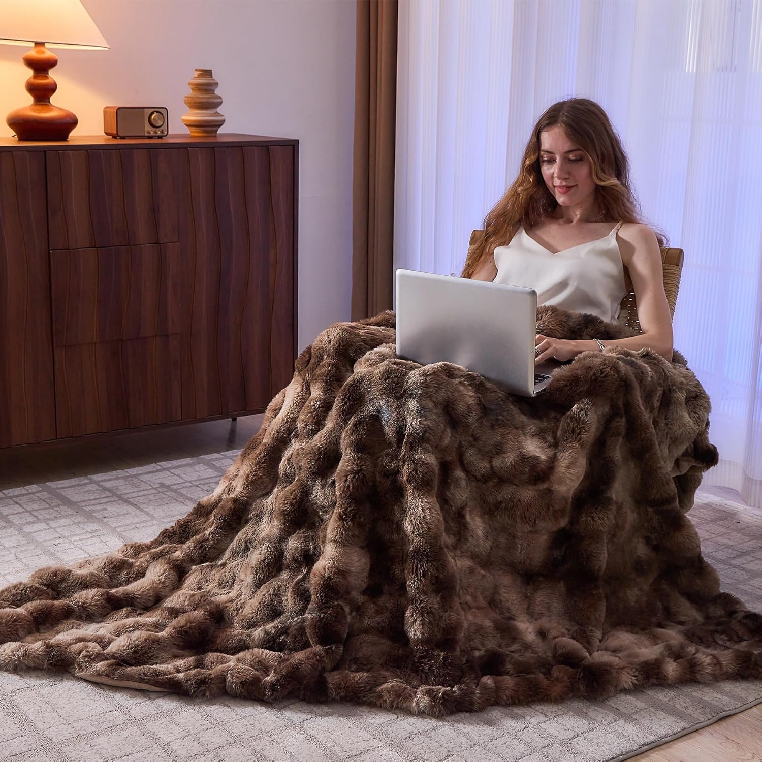 Thumbnail 5 de Lotus Karen Faux Fur Throw Blanket with Soft Bubble Texture