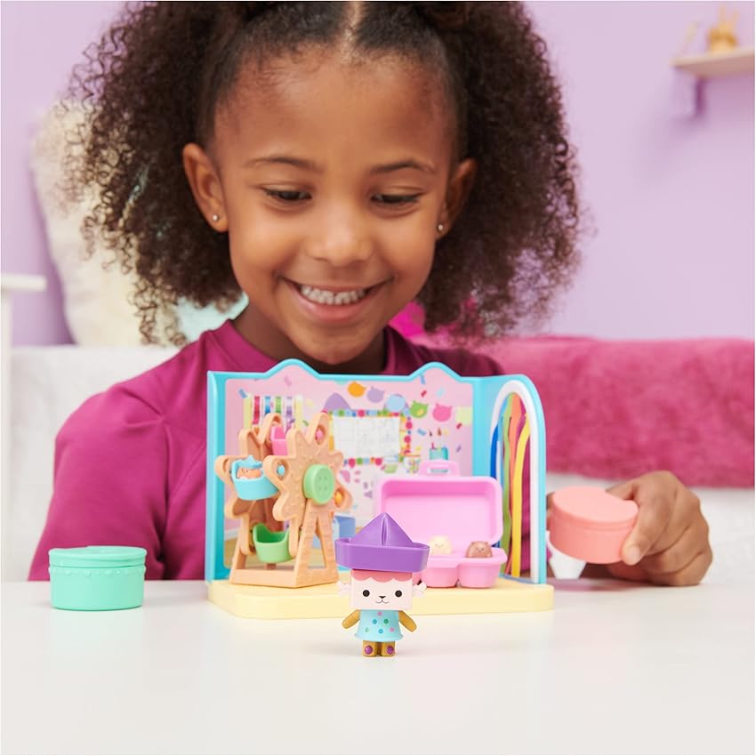 Thumbnail 2 de LA CASA DE MUÑECAS DE GABBY Sala de manualidades Bebé Box 🎎