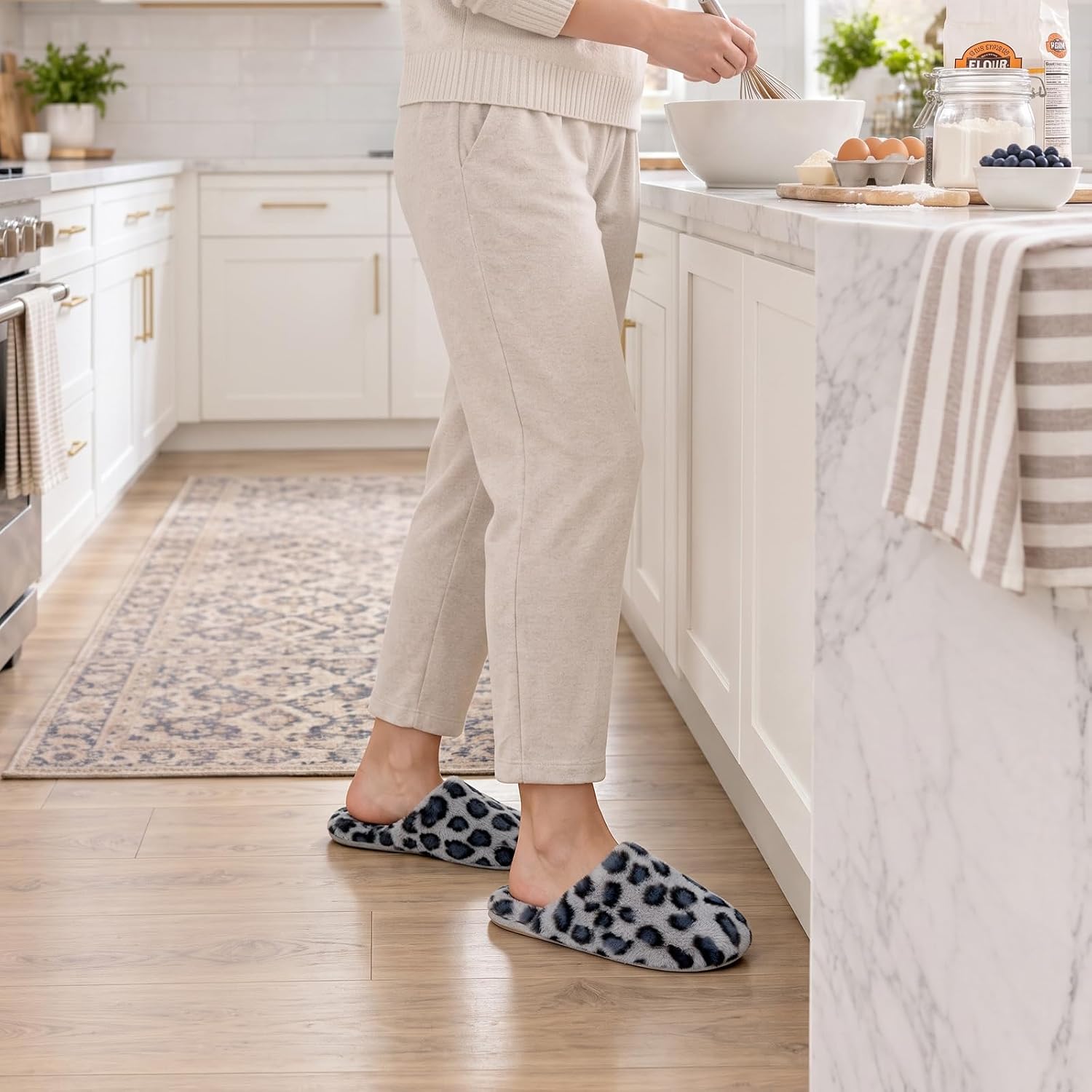 Detalle 2 de Snug Leaves Fuzzy Scuff Slippers 5-6