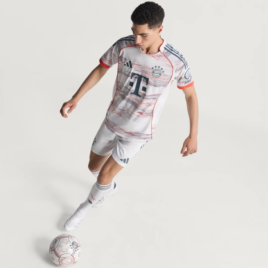 Detalle de Camiseta 2ª. equipación FC Bayern 25/26 Authentic de Adidas (Blanco) – para fans y coleccionistas