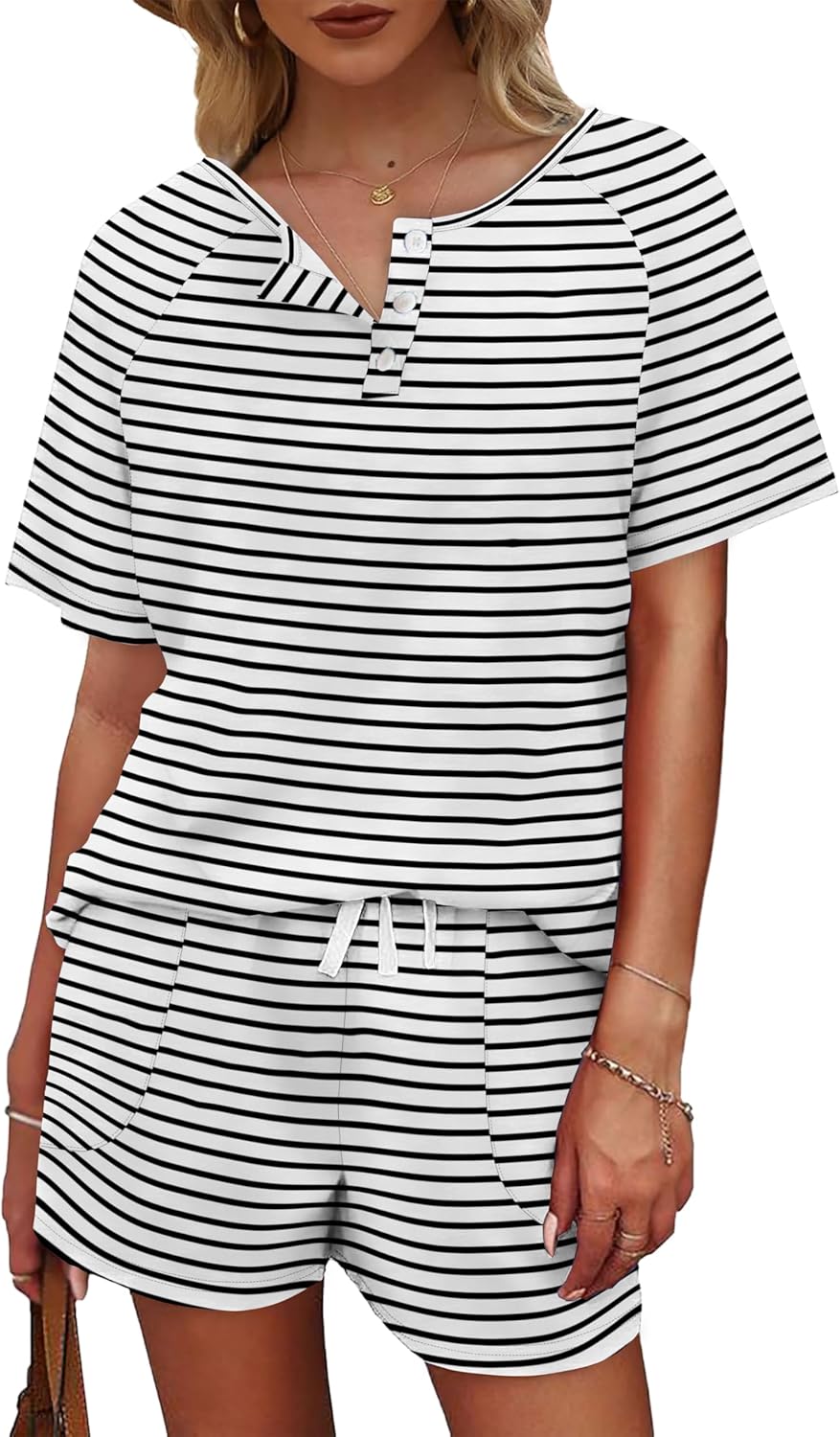 Detalle de WIHOLL Women’s 2-Piece Lounge Set: Button-Down Henley Top & Pocket Drawstring Shorts