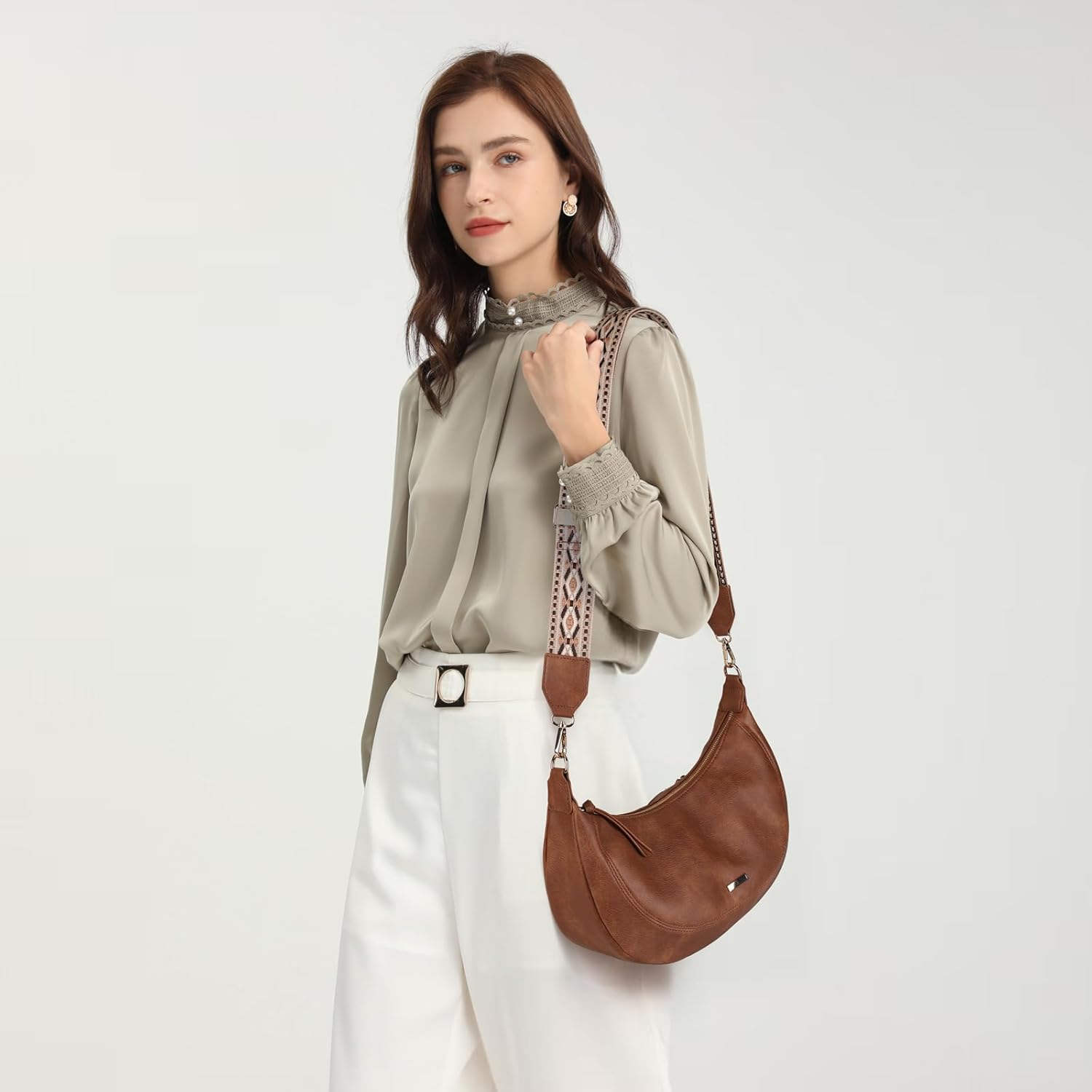 Detalle de Gladdon Women's Crossbody Bag with Boho Strap – Faux Leather Crescent Bag for Everyday Use