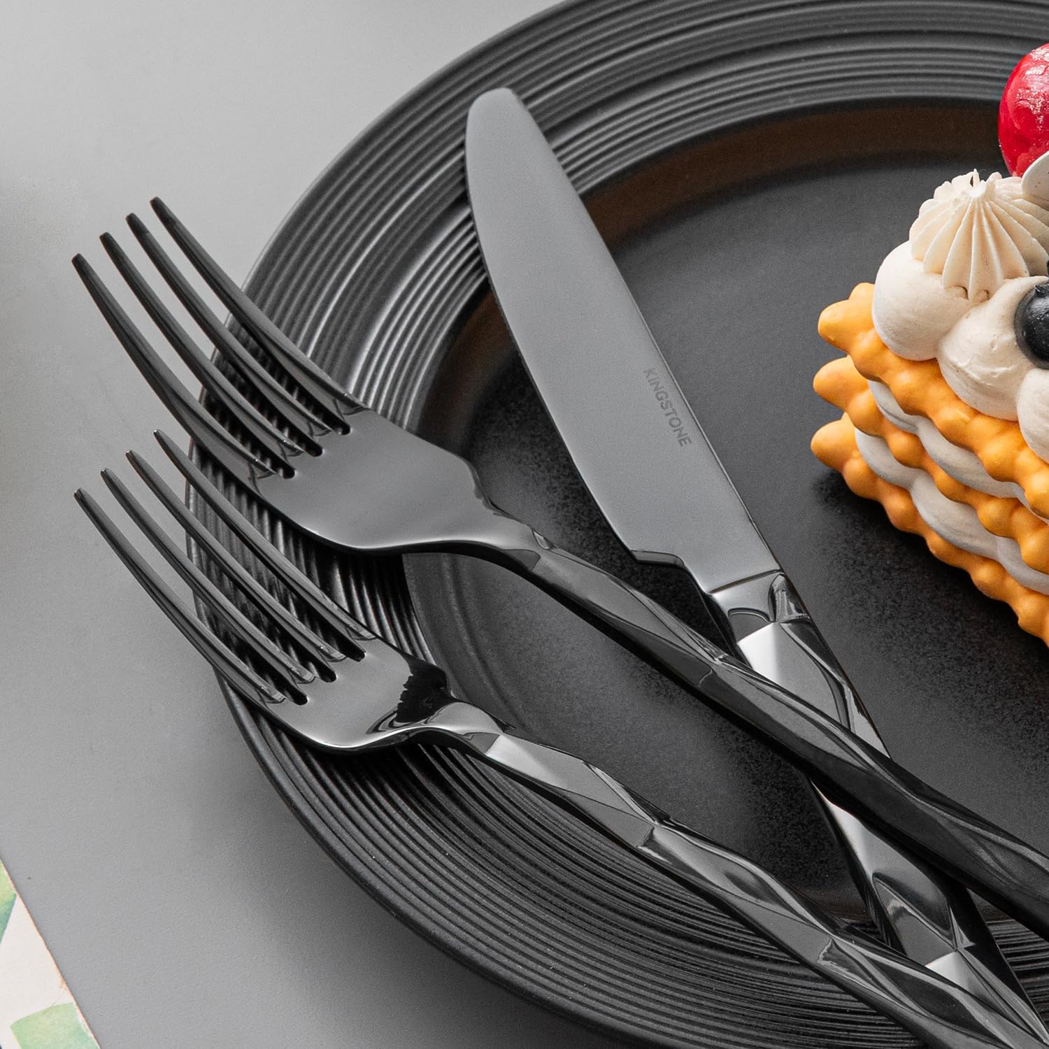 Detalle de KINGSTONE Black 20-Piece Flatware Set with Diamond Cut Pattern 🍽