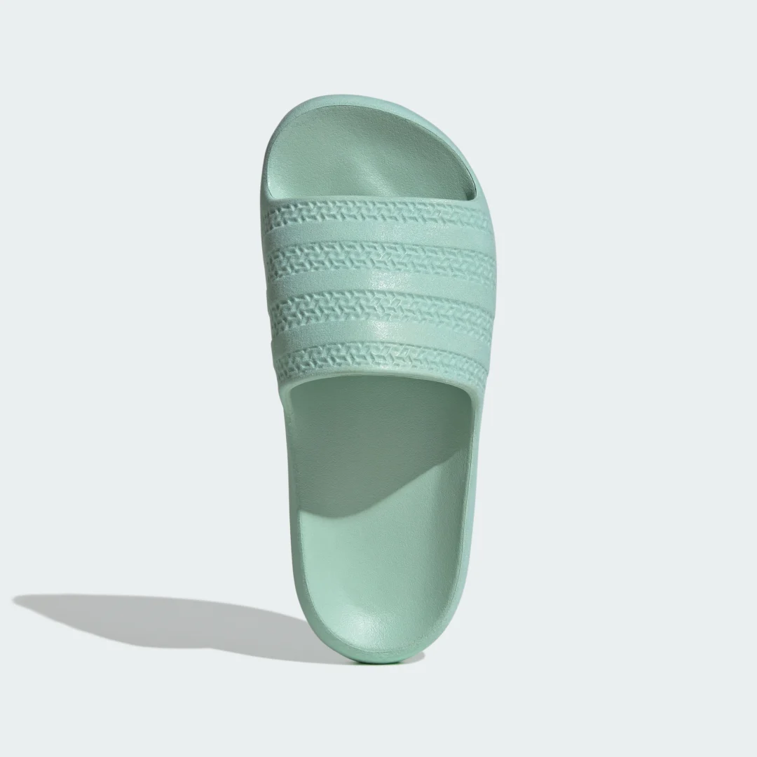 Detalle de Adidas Adilette Ayoon, chancla verde