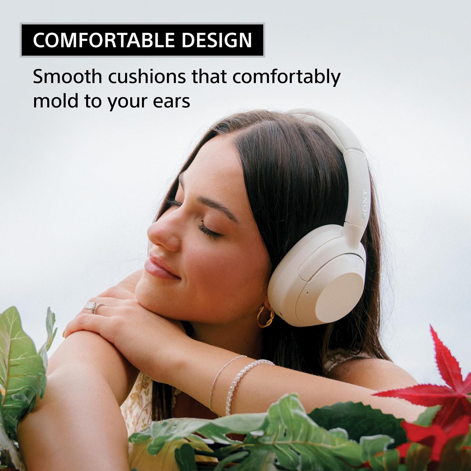 Detalle de Sony wireless headphones with 30-hour battery