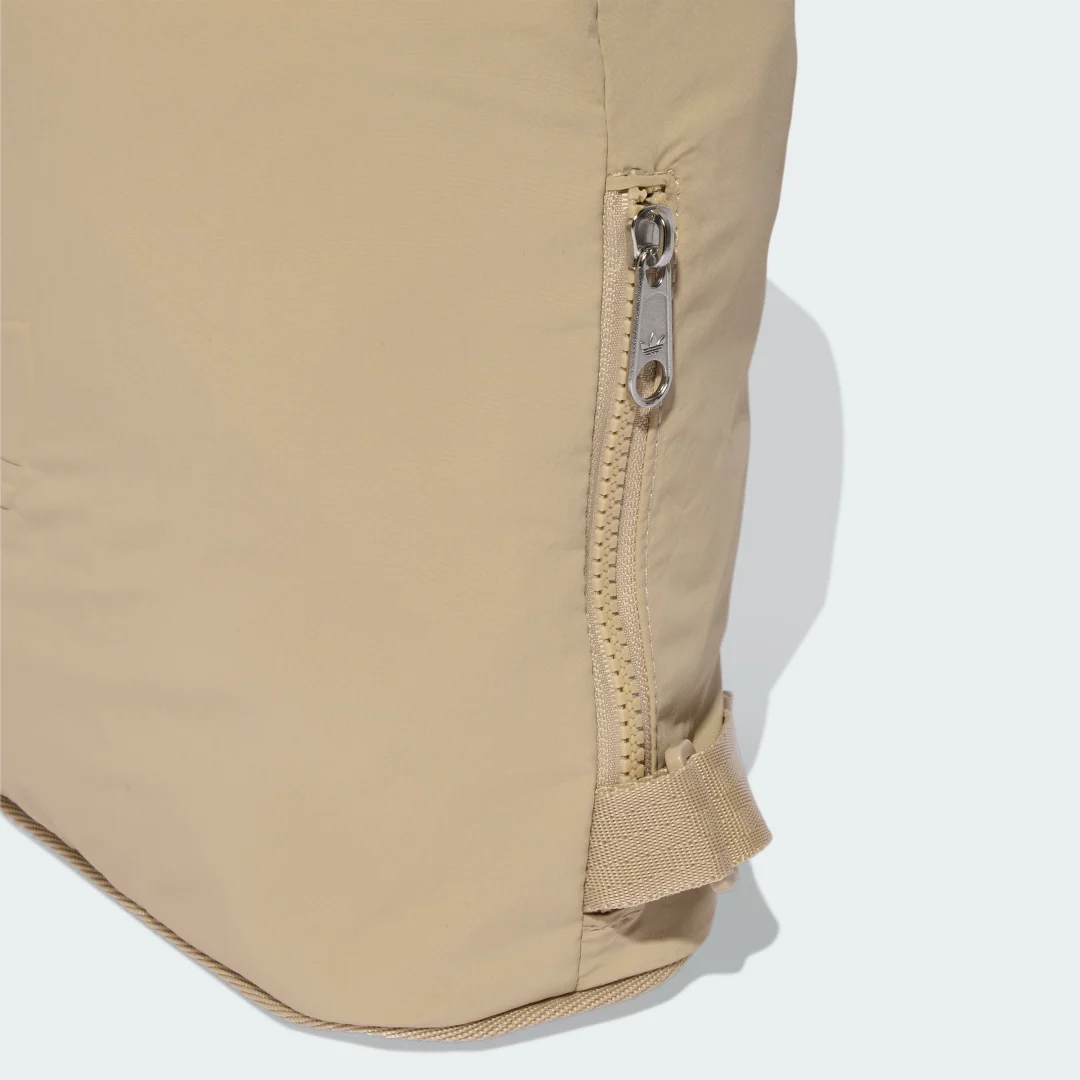 Detalle 2 de Mochila saco Everyday Icons de Adidas (beige) – estilo práctico para uso diario