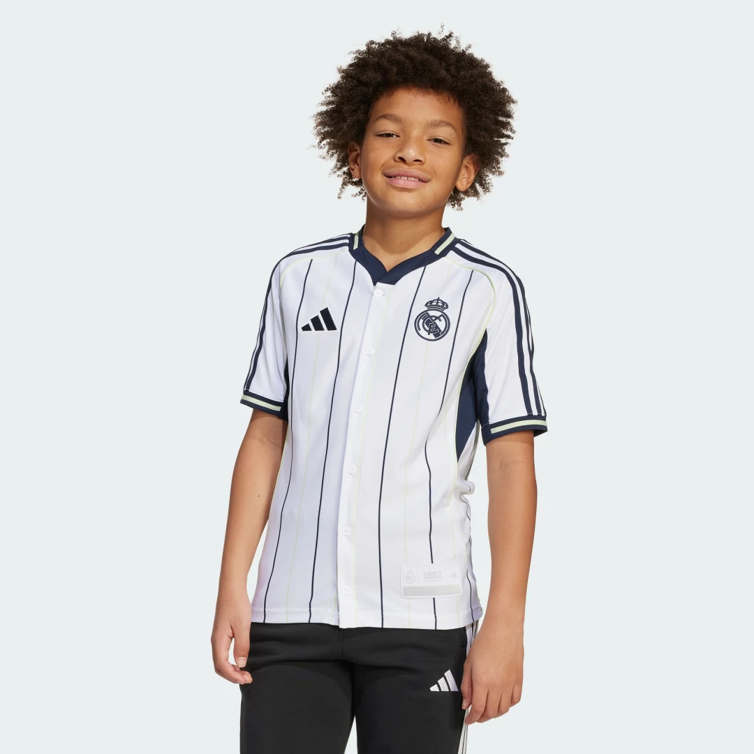 Detalle de Camiseta Real Madrid US Pack de Adidas (Blanca) – para fans que siguen cada partido