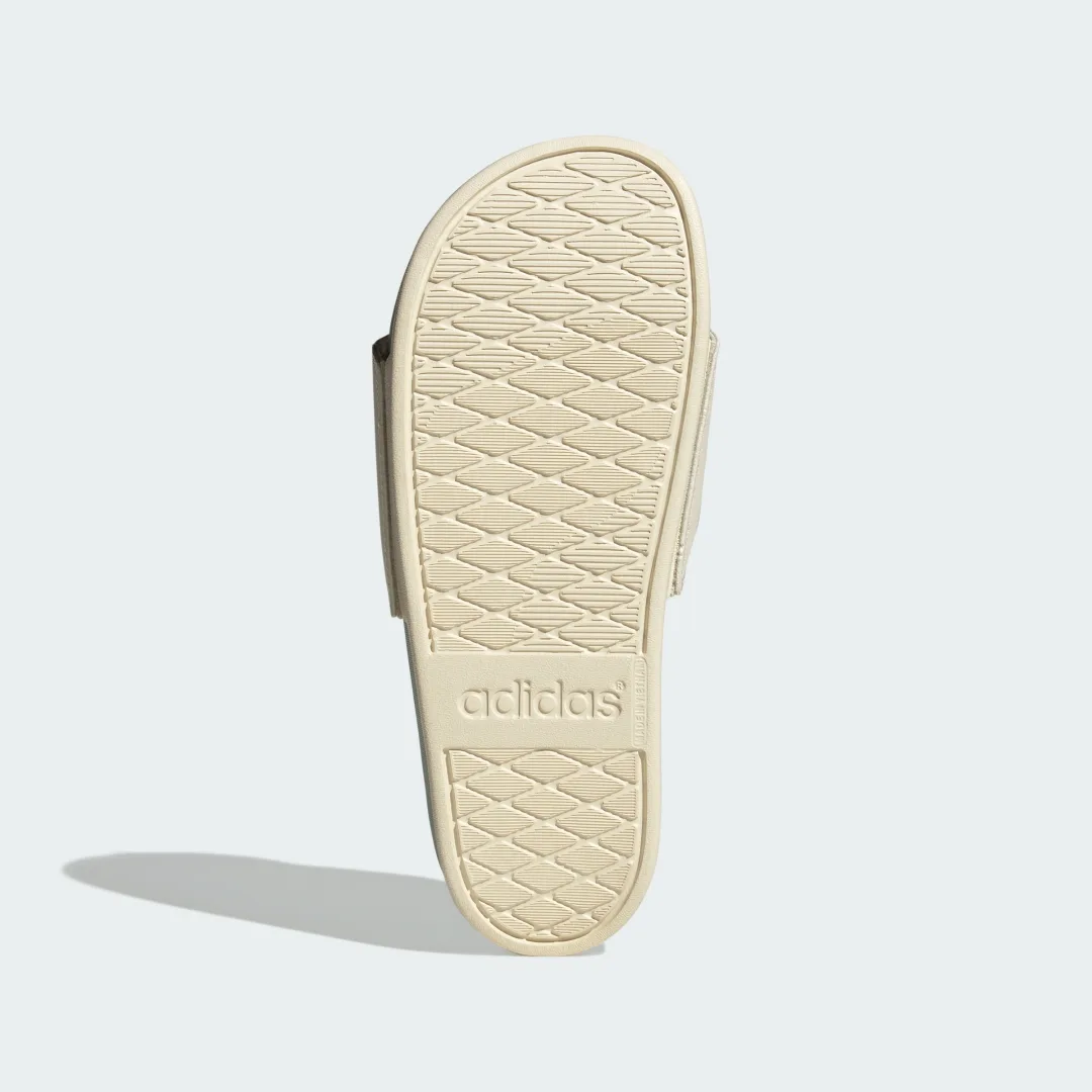 Detalle de Adilette Comfort de Adidas — Chancla blanca para uso diario y playa