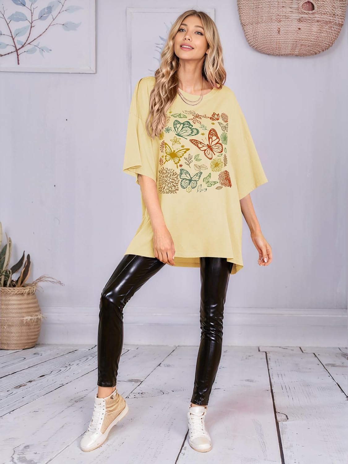 Detalle de WIEIYM Women Oversized T Shirt with Butterfly Flower Graphic – Boho Summer Boost