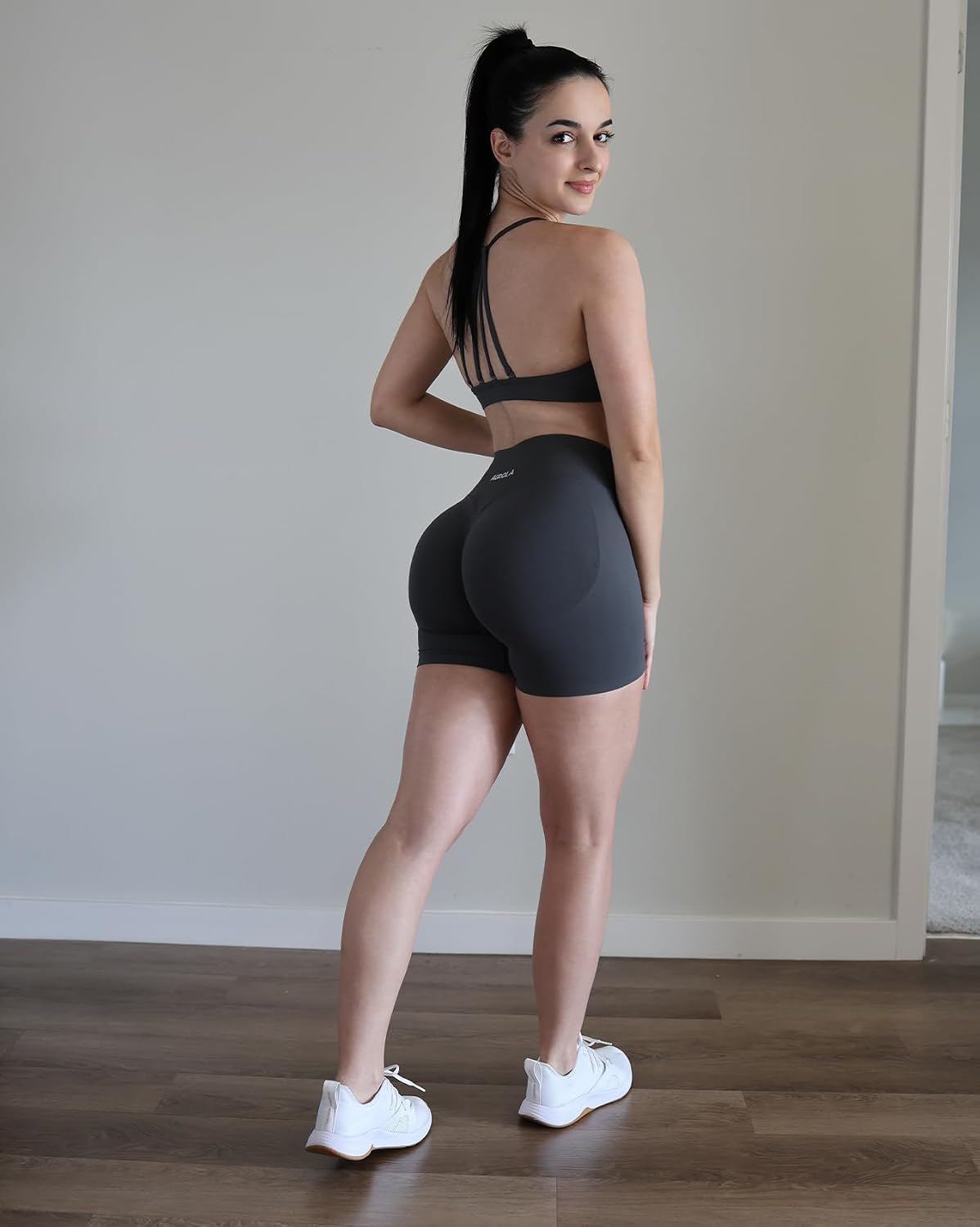 Detalle de AUROLA Influence Workout Shorts for Women – No Roll Up, Scrunch Seamless Compression