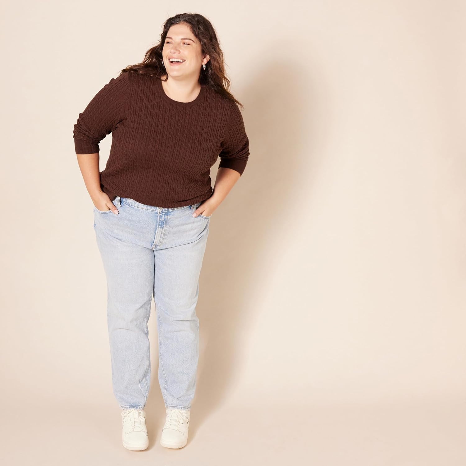 Thumbnail 6 de Amazon Essentials Women’s Lightweight Cable Knit Crewneck Jumper (Plus Size)