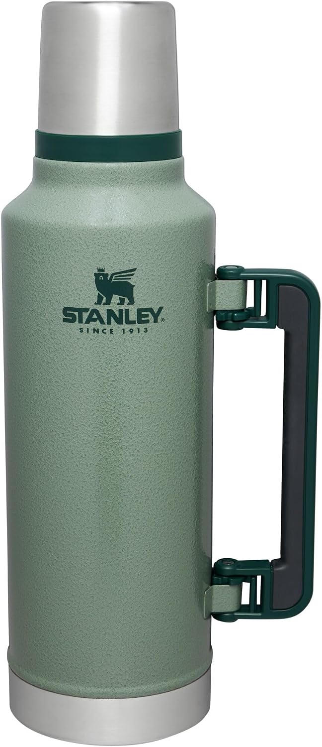 Detalle de Stanley Classic Legendary Vacuum Bottle 2 qt insulated bottle 🚰