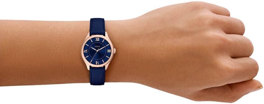 Detalle de FOSSIL Gilmore Damen-Armbanduhr – Quarz, roségoldenes Gehäuse, blaues Zifferblatt und blaues Lederarmband