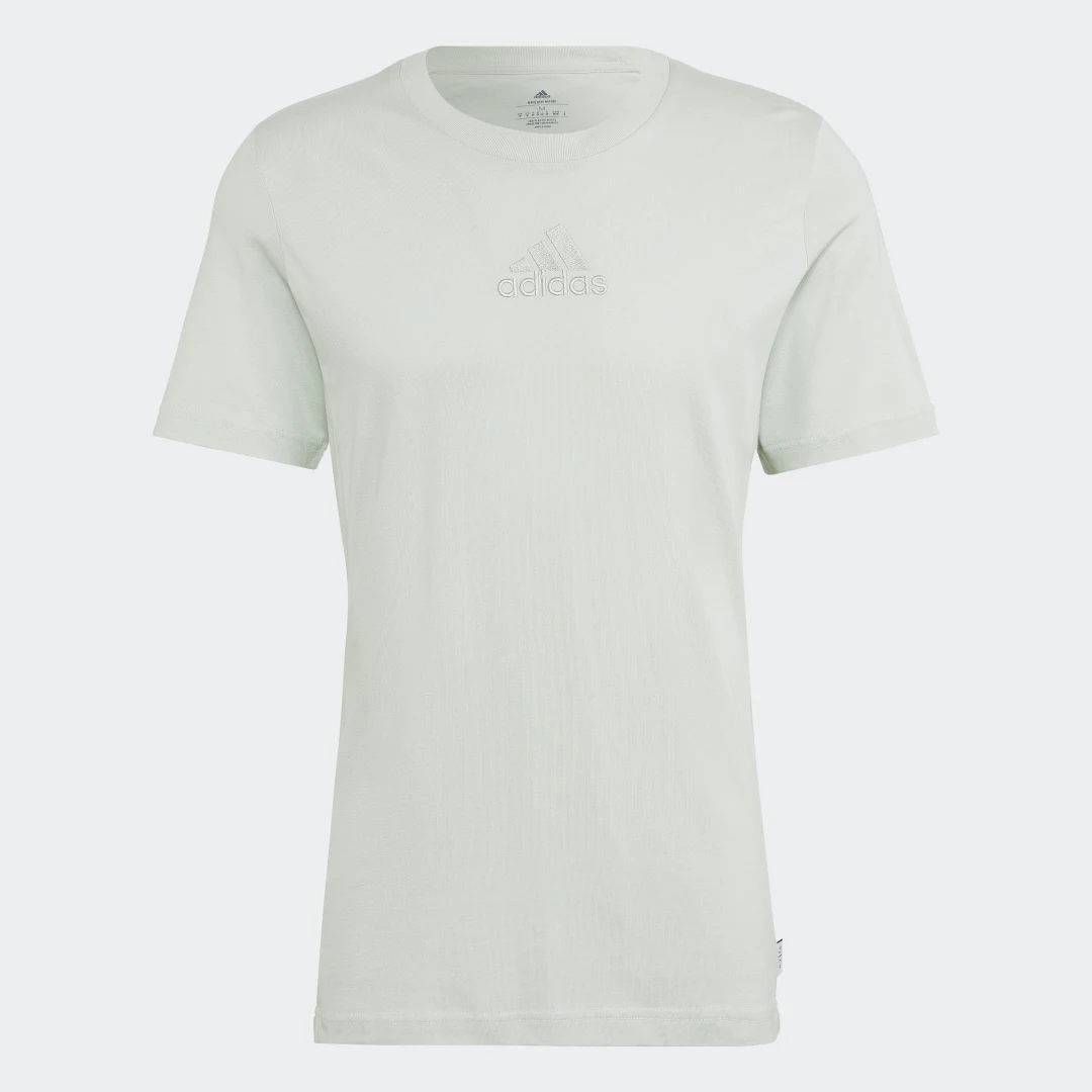 Detalle de Camiseta Studio Lounge de Adidas: comodidad diaria en verde