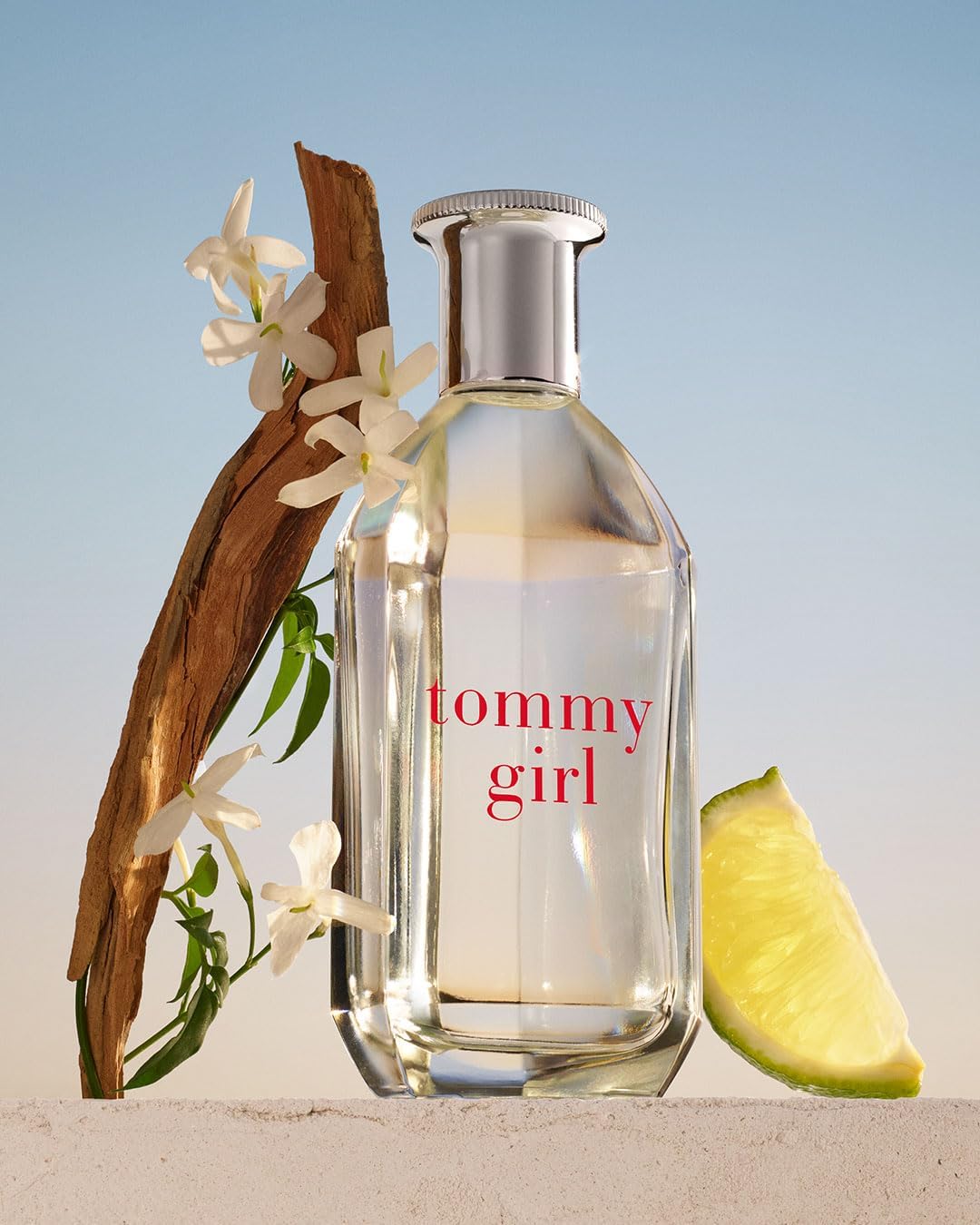 Detalle 2 de Tommy Girl Eau de Toilette 50 ml by Tommy Hilfiger — A fresh, fruity-floral scent with a Guided nod to 90s Americana