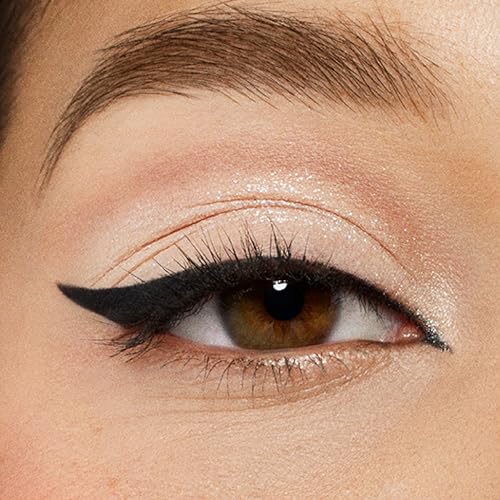 Detalle de stila Waterproof Liquid Eye Liner: Stay All Day with a Fine Brush Tip