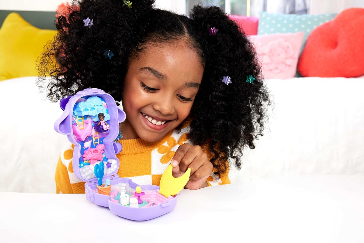 Detalle 2 de Polly Pocket Traumland-Schatulle in Lammform – Reisespielzeug mit Minipuppe und Einhorn
